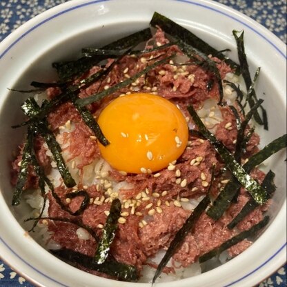 胡麻油とニンニクが良く合って美味しかったです。海苔をトッピングしてみましたが味の変化になりました(^^)
でも見た目ネギトロ丼ですね(笑)